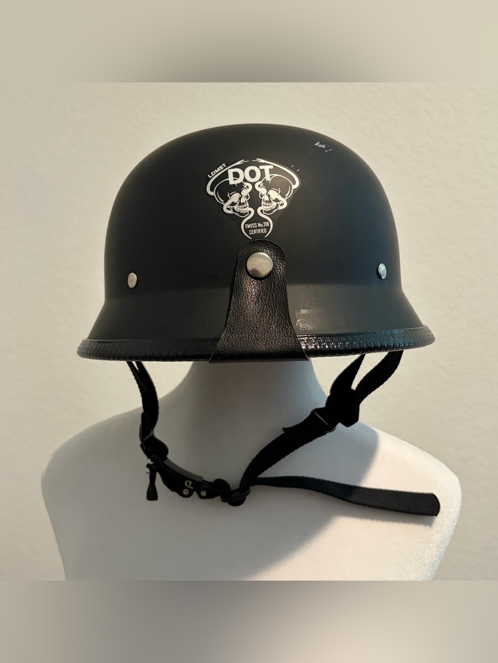 LDMET DOT FMVSS No 218 Cert. Black Motorcycle Helmet Chin Clasp - Little Scuff